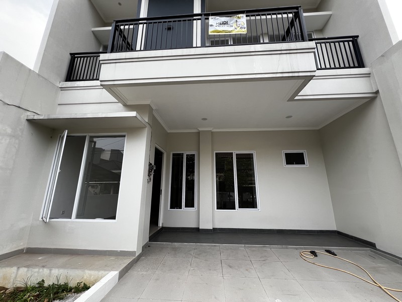 Rumah Griya Loka BSD gaya Classic Brand New, dekat Pasar Modern