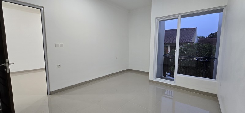 Rumah Griya Loka BSD gaya Classic Brand New, dekat Pasar Modern