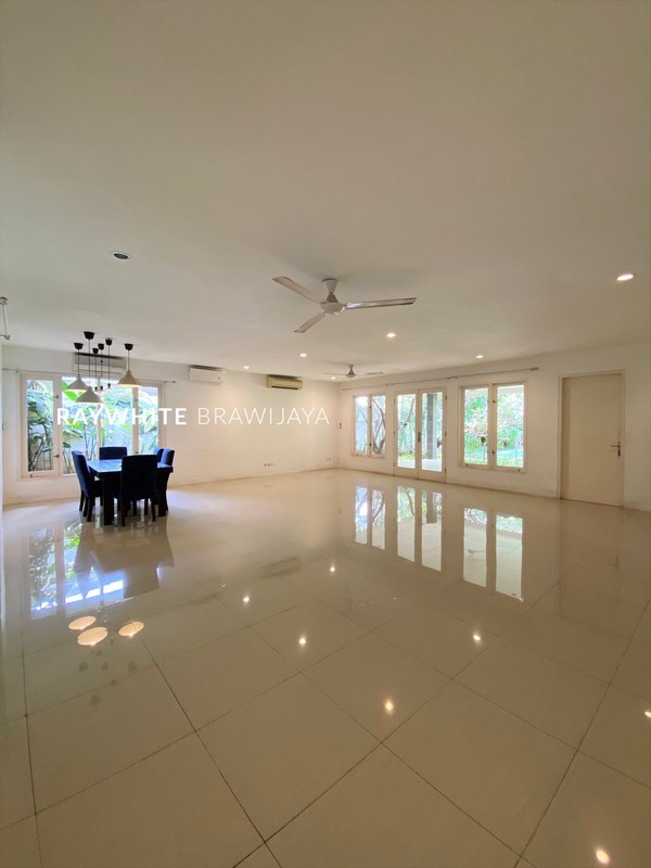 Rumah Lingkungan Tenang Area Kemang Dalam