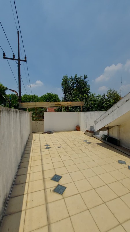 Dijual / Disewa Rumah Sudut (Hook) Rungkut Asri - Luas & Siap Pakai