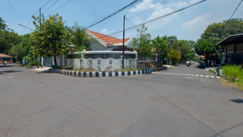 Dijual / Disewa Rumah Sudut (Hook) Rungkut Asri - Luas & Siap Pakai