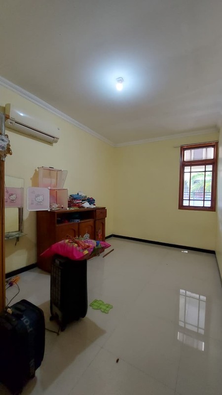 Dijual / Disewa Rumah Sudut (Hook) Rungkut Asri - Luas & Siap Pakai