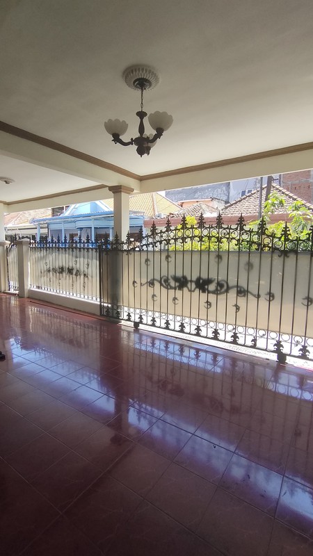 Rumah 2 Lantai 5 Kamar Tidur Luas 150 meter persegi di Area Strategis Perak Surabaya