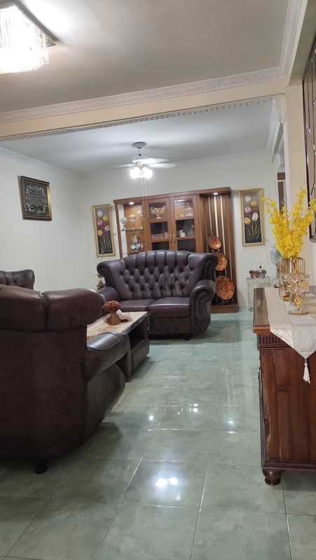 Rumah 2 Lantai 5 Kamar Tidur Luas 150 meter persegi di Area Strategis Perak Surabaya