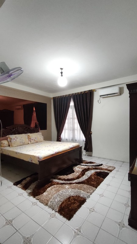 Rumah 2 Lantai 5 Kamar Tidur Luas 150 meter persegi di Area Strategis Perak Surabaya