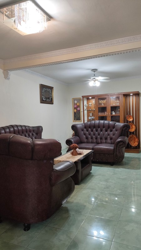 Rumah 2 Lantai 5 Kamar Tidur Luas 150 meter persegi di Area Strategis Perak Surabaya