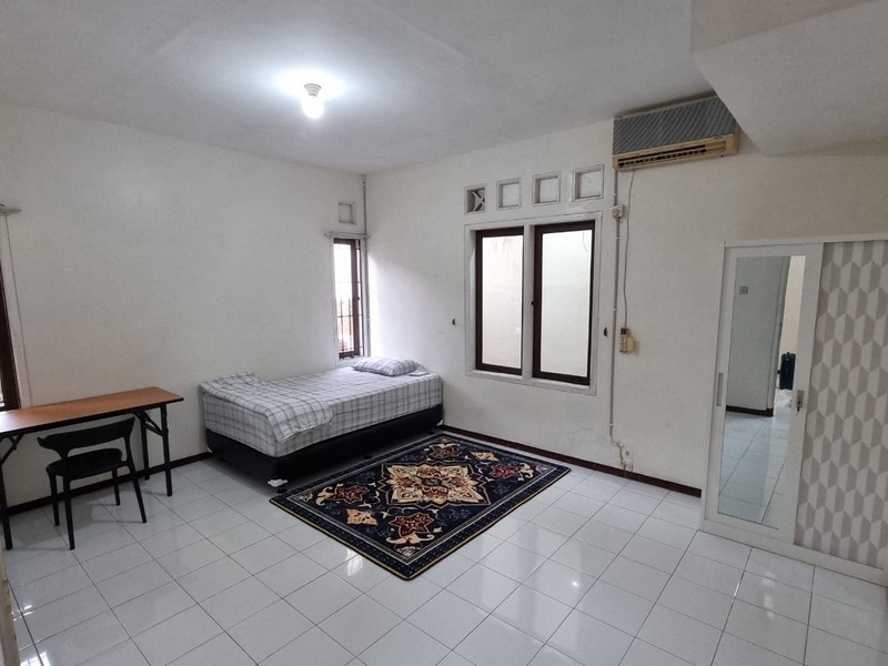 Rumah Siap Huni di Klampis Surabaya - LT 190 m², SHM, Usaha Kost Aktif