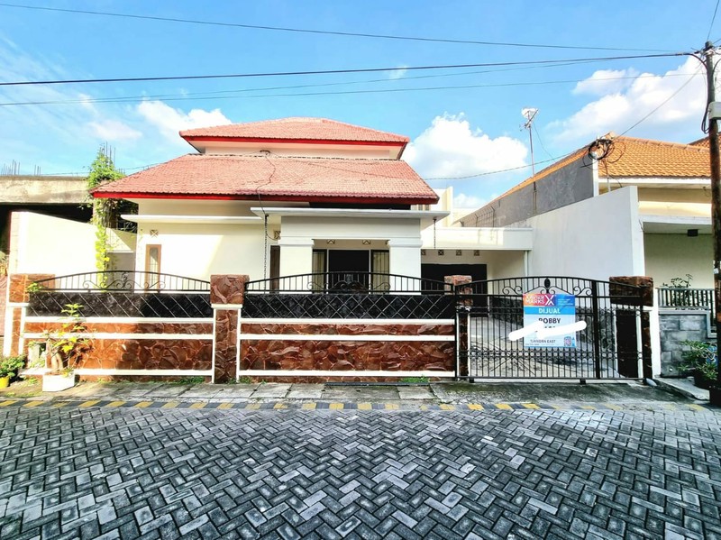 Rumah Luas 2 Lantai di Klampis Surabaya Timur - Harga 2,3M, Semi Furnish