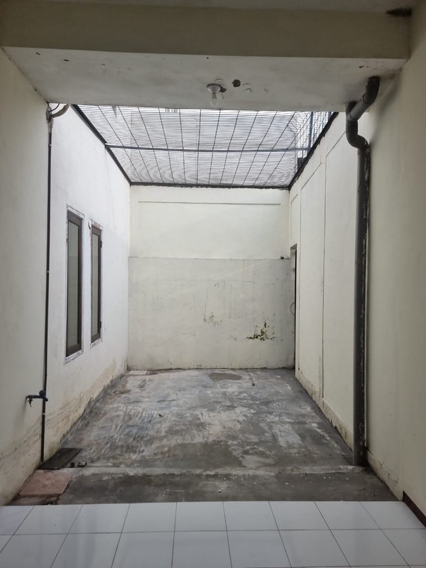 Rumah Luas 2 Lantai di Klampis Surabaya Timur - Harga 2,3M, Semi Furnish
