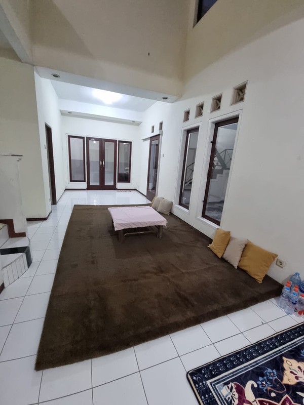 Rumah Luas 2 Lantai di Klampis Surabaya Timur - Harga 2,3M, Semi Furnish