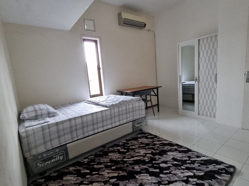 Rumah Luas 2 Lantai di Klampis Surabaya Timur - Harga 2,3M, Semi Furnish