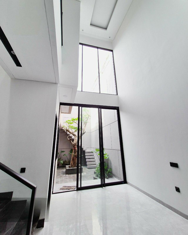 Jual Rumah tingkat dua lantai murah di Kupang Baru Surabaya