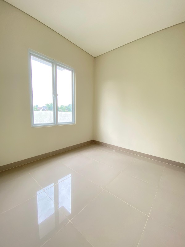 Rumah Brand New Semi Furnished Dalam Komplek Hadap Selatan