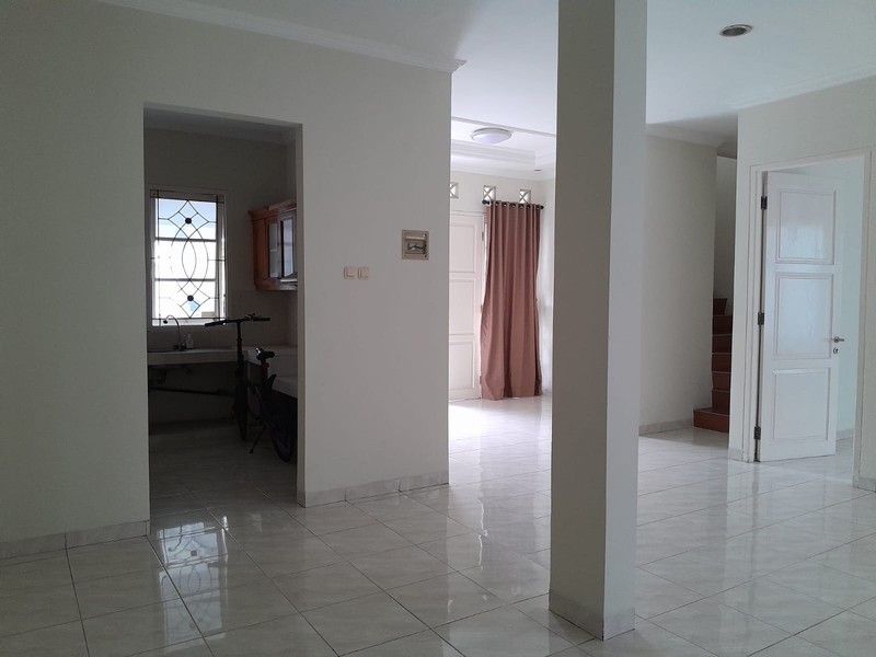 Rumah dalam cluster,jalan lebar di Bintaro Jaya 9.