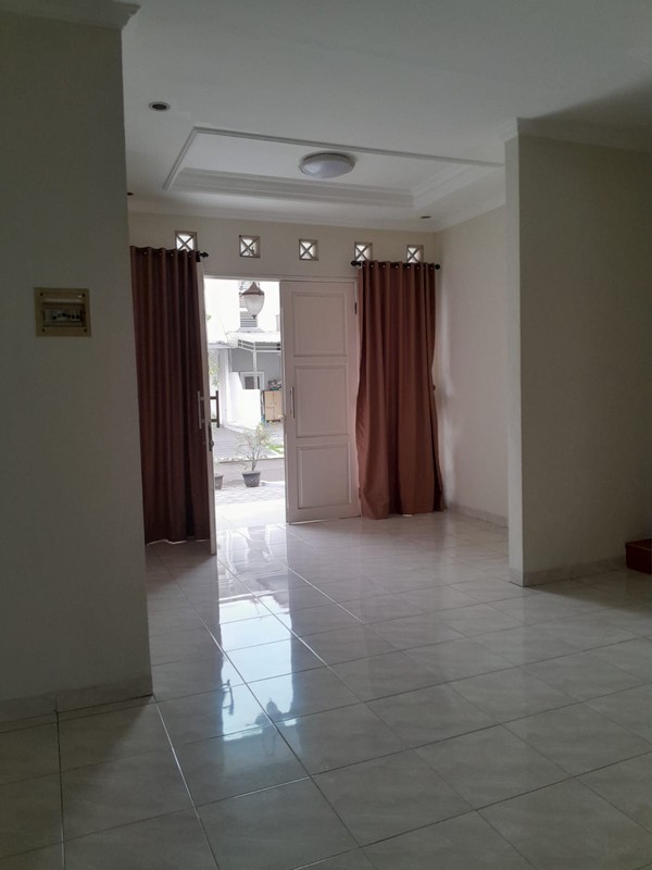 Rumah dalam cluster,jalan lebar di Bintaro Jaya 9.