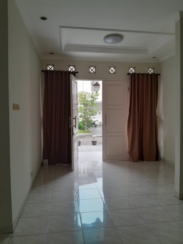 Rumah dalam cluster,jalan lebar di Bintaro Jaya 9.