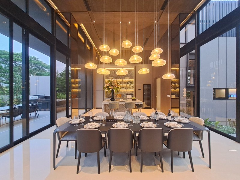 Rumah Mewah Nuansa Villa di Navapark BSD City dengan View Taman Luas