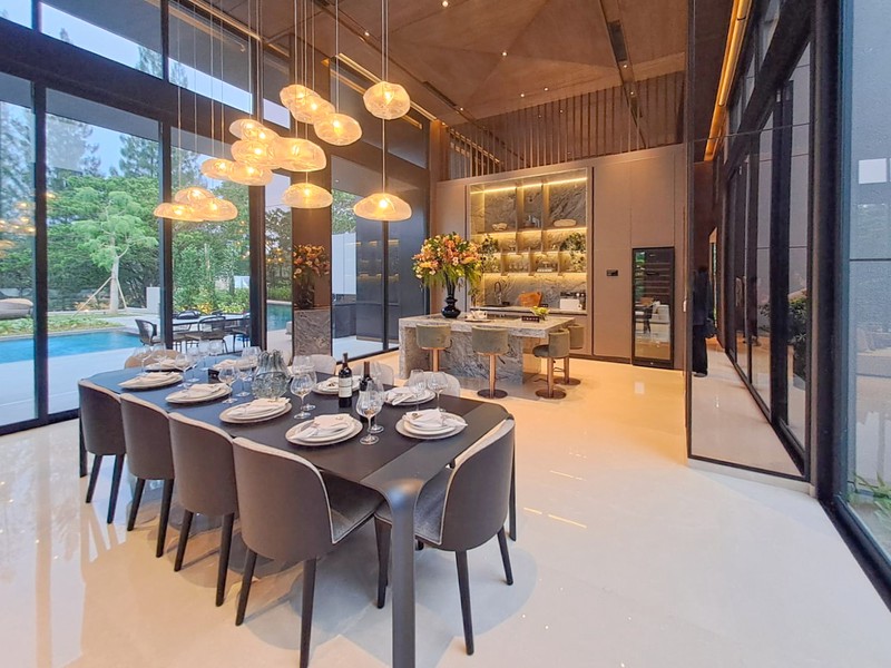 Rumah Mewah Nuansa Villa di Navapark BSD City dengan View Taman Luas