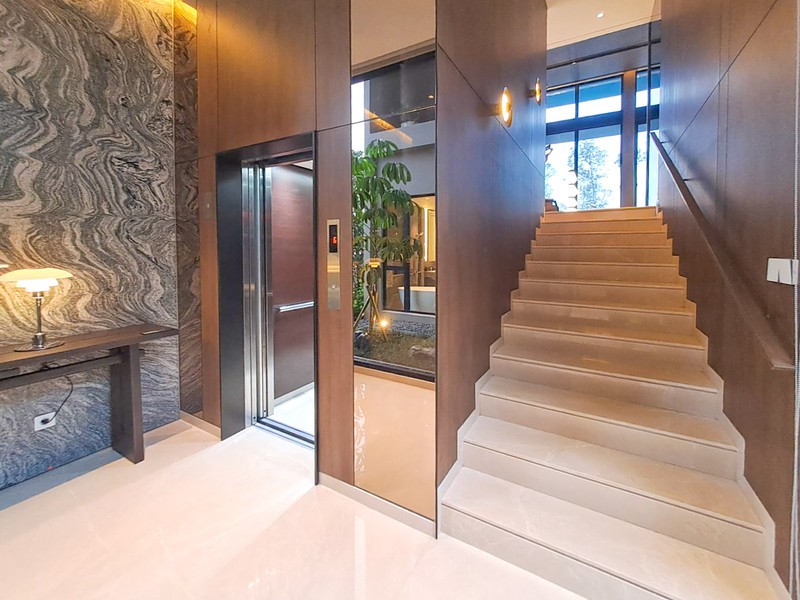 Rumah Mewah Nuansa Villa di Navapark BSD City dengan View Taman Luas