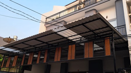 Dijual rumah 3 lantai di Kedoya Utara
