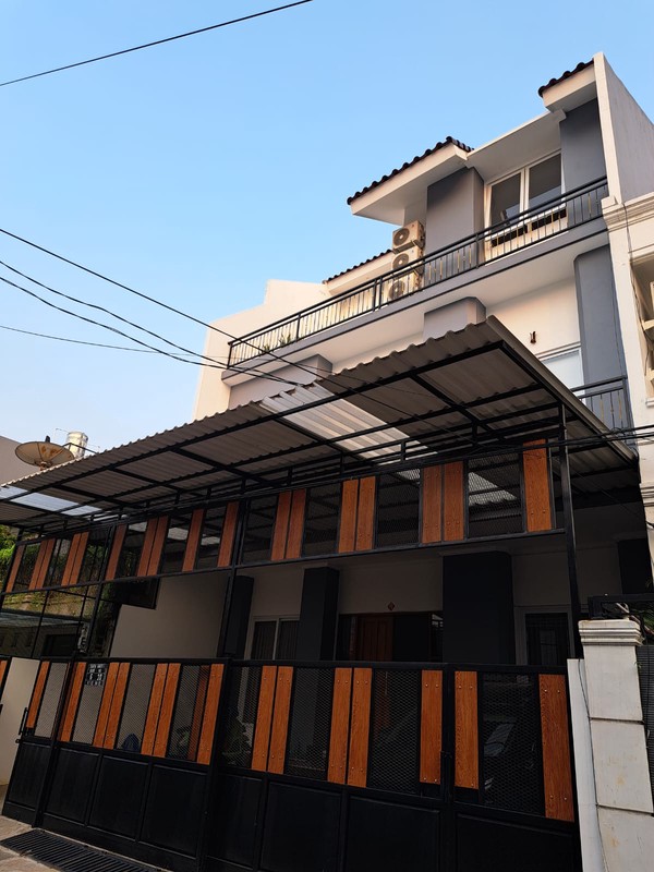 Dijual rumah 3 lantai di Kedoya Utara