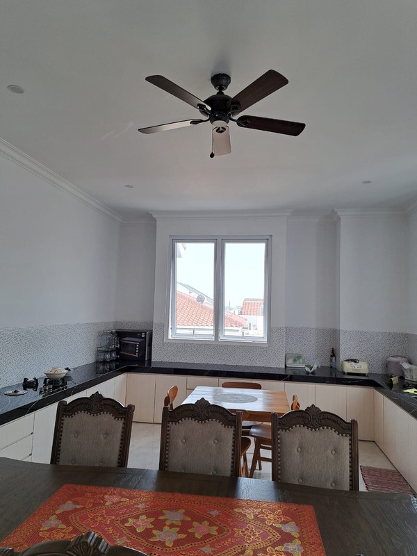 Dijual rumah 3 lantai di Kedoya Utara