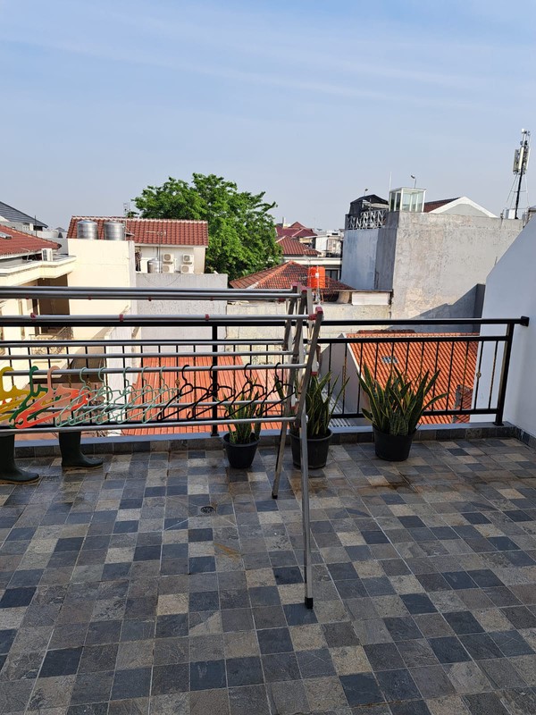 Dijual rumah 3 lantai di Kedoya Utara