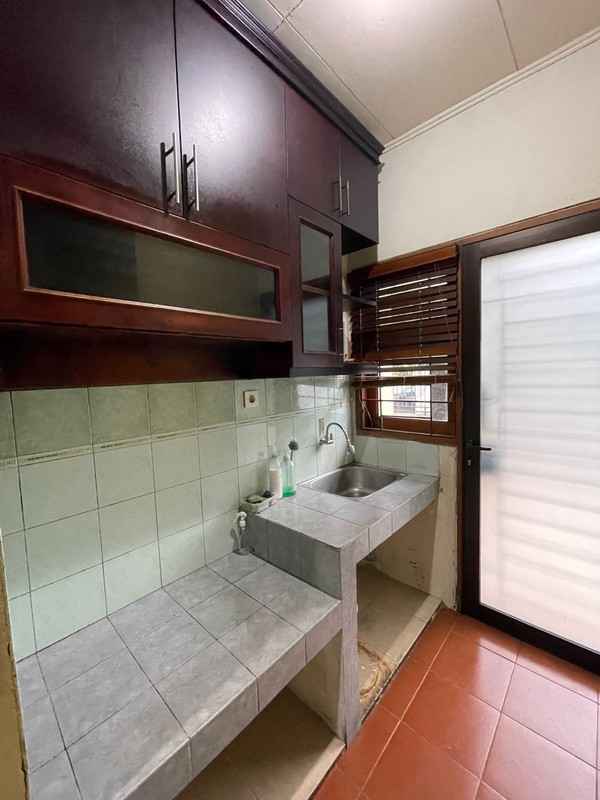 For Rent. Rumah luas Nusa Loka BSD, depan taman..