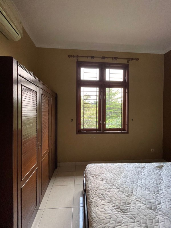 For Rent. Rumah luas Nusa Loka BSD, depan taman..