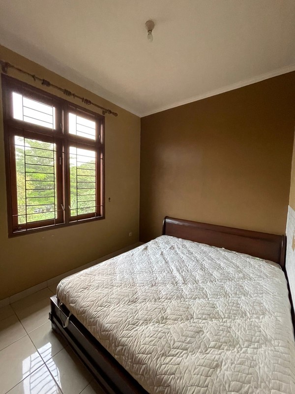 For Rent. Rumah luas Nusa Loka BSD, depan taman..