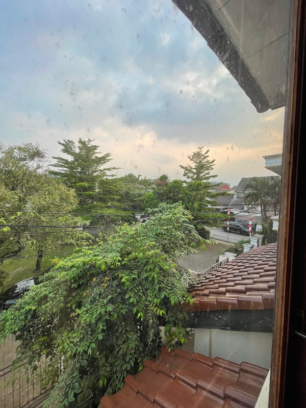 For Rent. Rumah luas Nusa Loka BSD, depan taman..