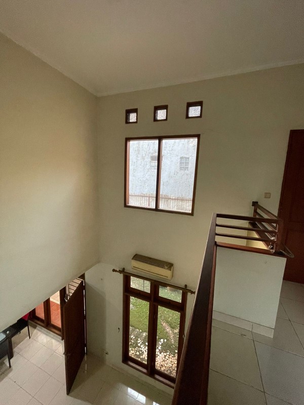 For Rent. Rumah luas Nusa Loka BSD, depan taman..