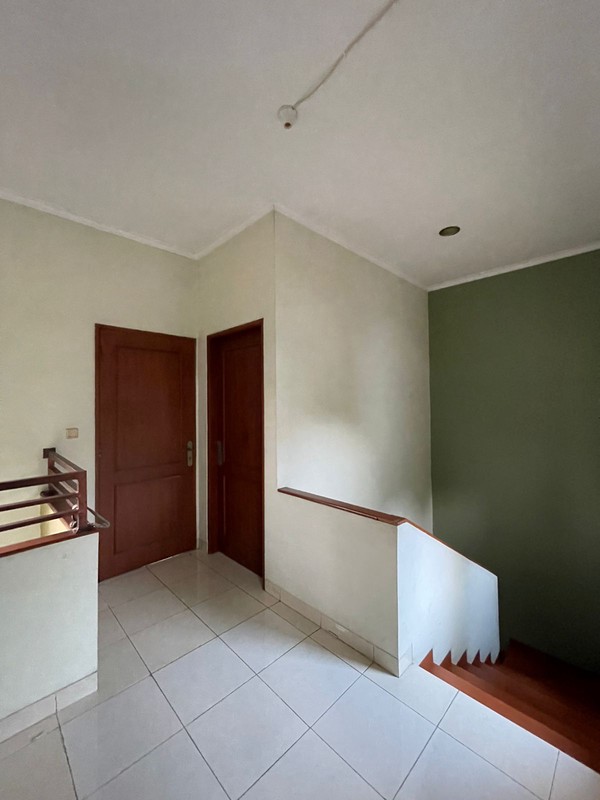 For Rent. Rumah luas Nusa Loka BSD, depan taman..