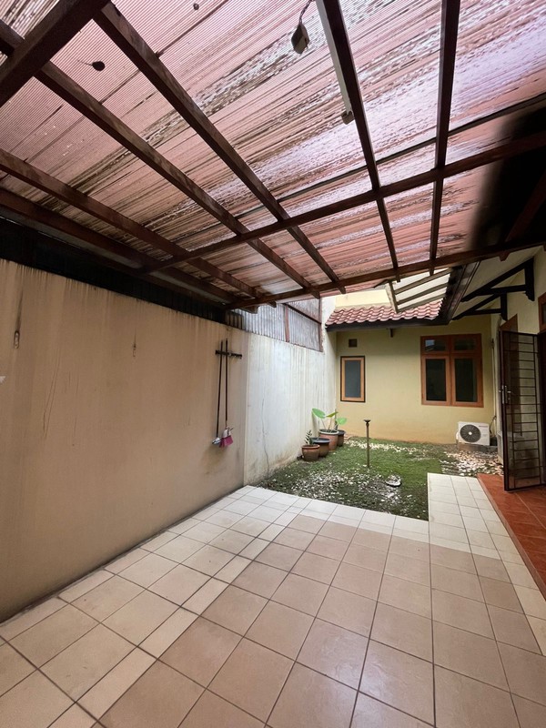For Rent. Rumah luas Nusa Loka BSD, depan taman..