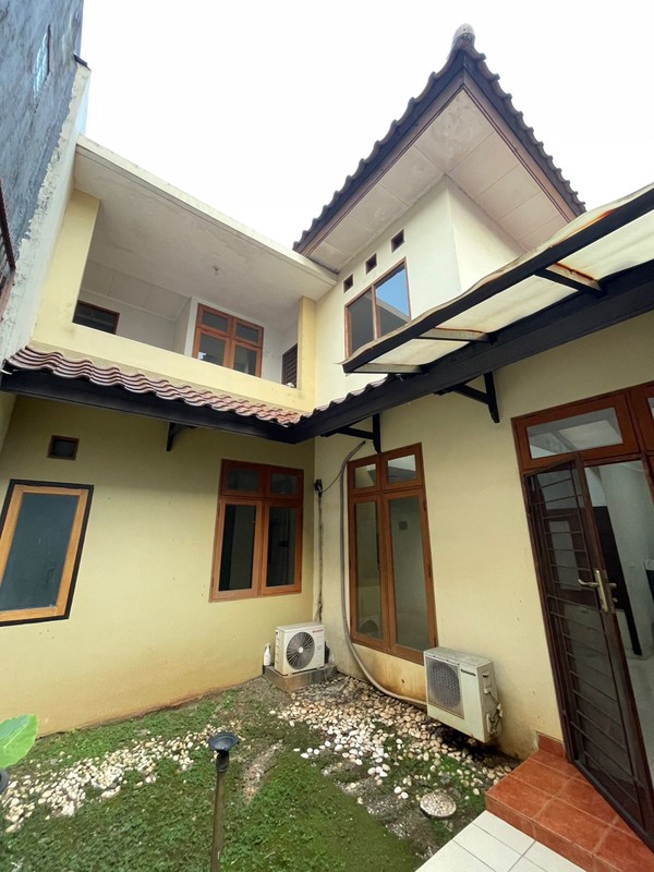 For Rent. Rumah luas Nusa Loka BSD, depan taman..