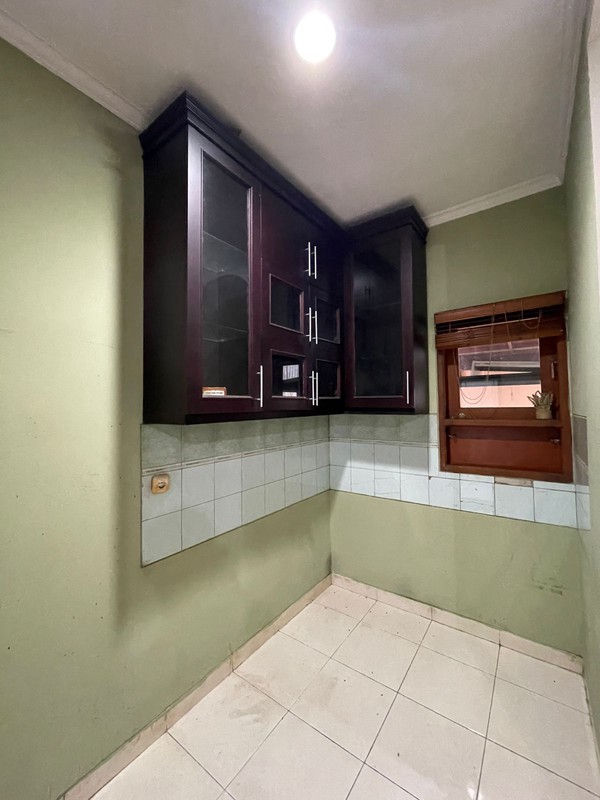 For Rent. Rumah luas Nusa Loka BSD, depan taman..