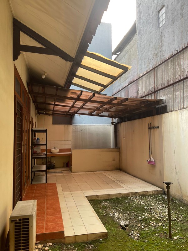 For Rent. Rumah luas Nusa Loka BSD, depan taman..