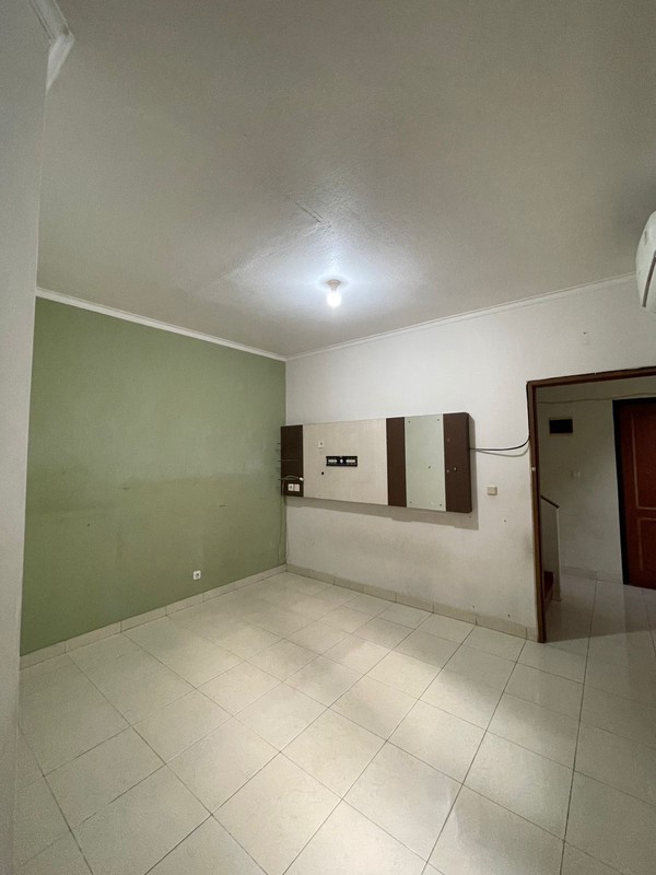 For Rent. Rumah luas Nusa Loka BSD, depan taman..
