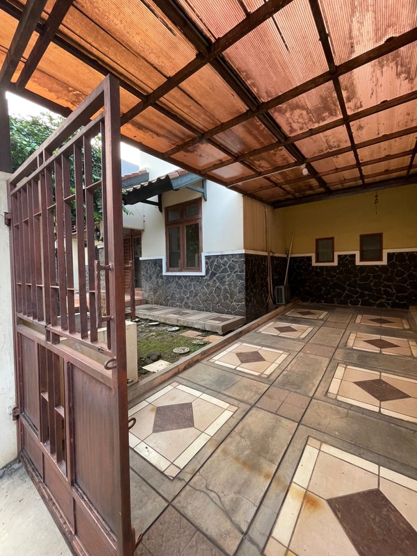 For Rent. Rumah luas Nusa Loka BSD, depan taman..
