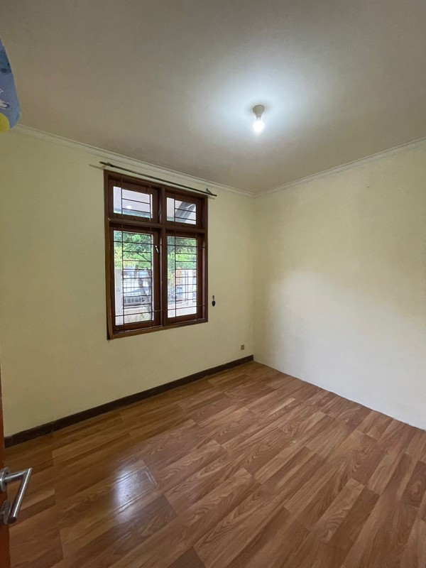 For Rent. Rumah luas Nusa Loka BSD, depan taman..