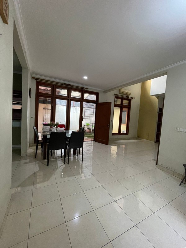 For Rent. Rumah luas Nusa Loka BSD, depan taman..