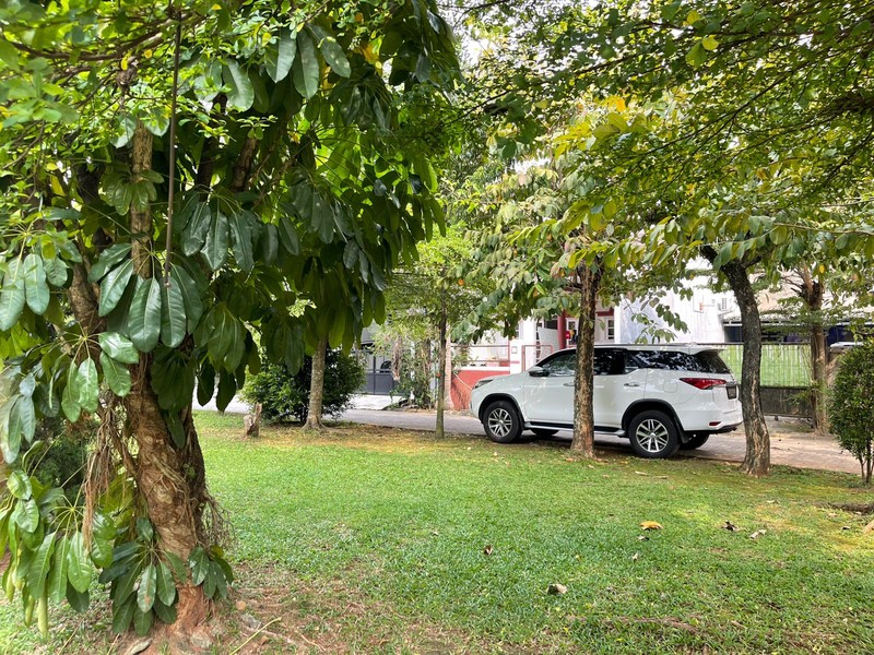 For Rent. Rumah luas Nusa Loka BSD, depan taman..