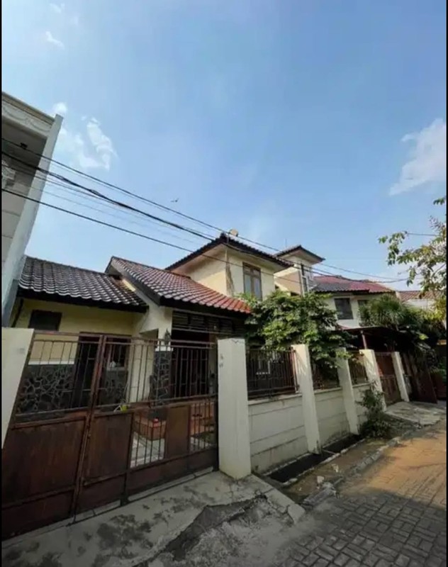 For Rent. Rumah luas Nusa Loka BSD, depan taman..