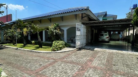 Rumah Clasic dengan halaman yg sangat luas Sejuk dan Nyaman
