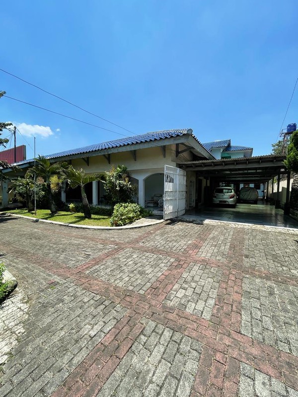 Rumah Clasic dengan halaman yg sangat luas Sejuk dan Nyaman