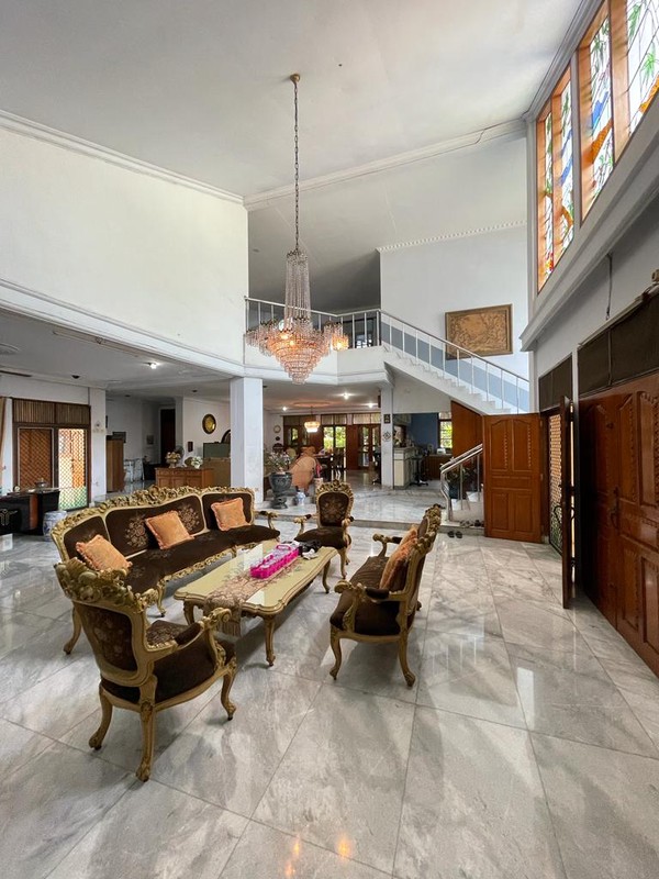 Rumah Clasic dengan halaman yg sangat luas Sejuk dan Nyaman