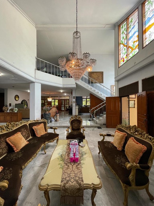 Rumah Clasic dengan halaman yg sangat luas Sejuk dan Nyaman