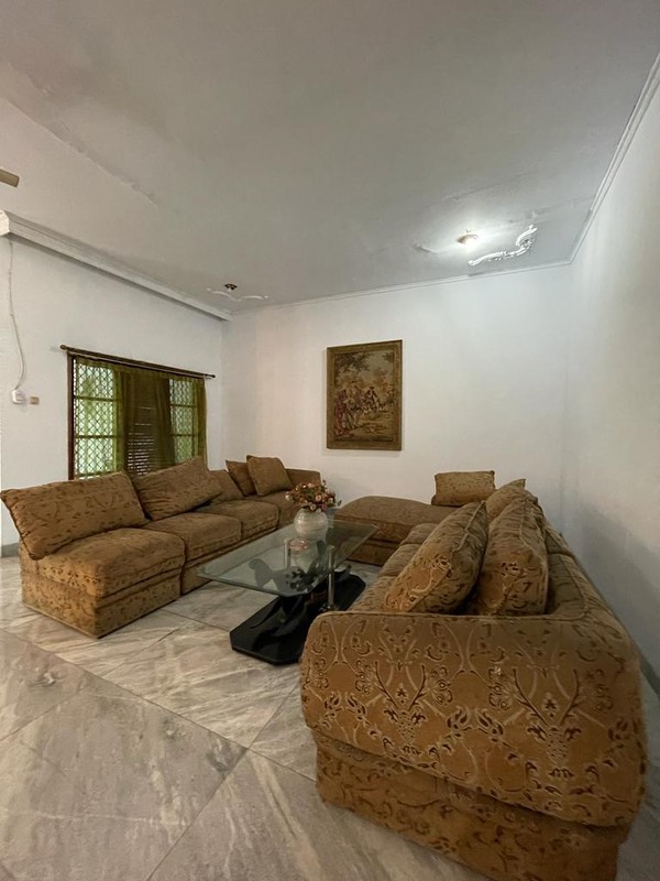 Rumah Clasic dengan halaman yg sangat luas Sejuk dan Nyaman