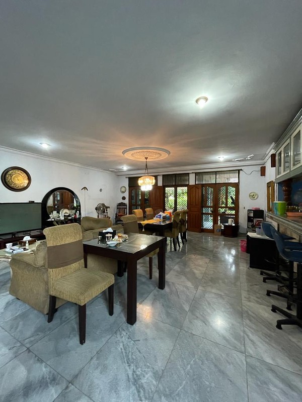 Rumah Clasic dengan halaman yg sangat luas Sejuk dan Nyaman