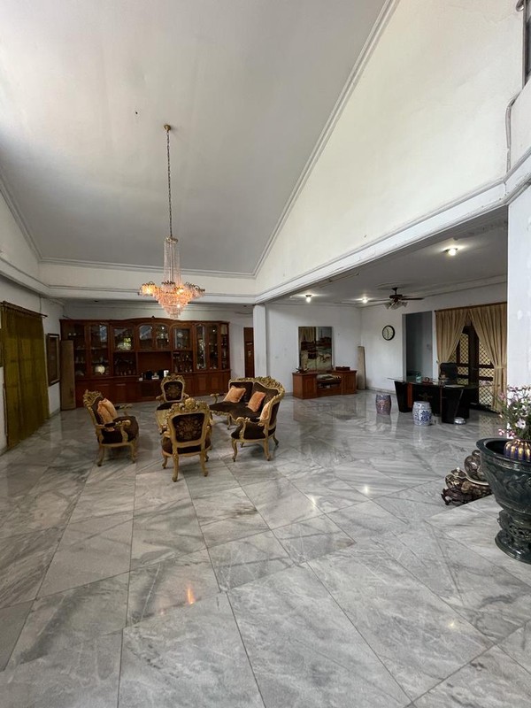 Rumah Clasic dengan halaman yg sangat luas Sejuk dan Nyaman